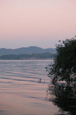 湖畔黄昏山水景色