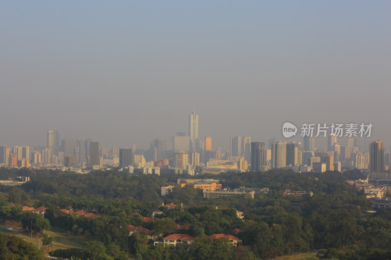 城市高楼与低矮建筑景观