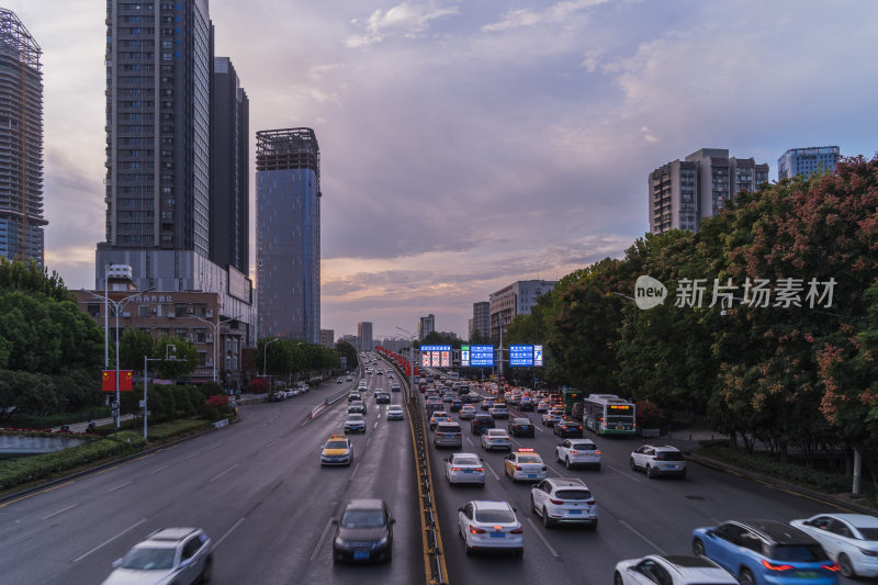 城市道路车水马龙的繁忙景象