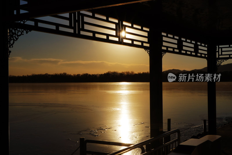 湖边日落古建筑颐和园剪影景象