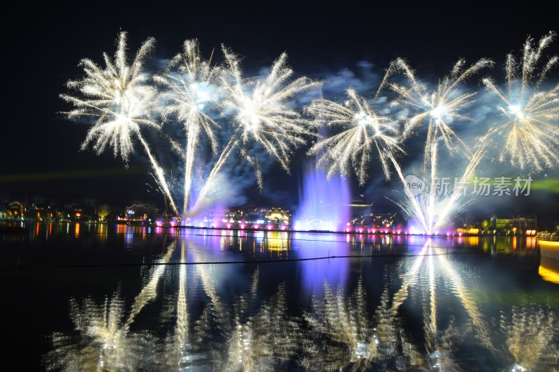 夜空中绽放的绚烂烟花