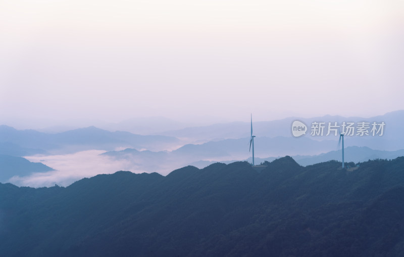 柳州融水县风力发电机与山间的云海