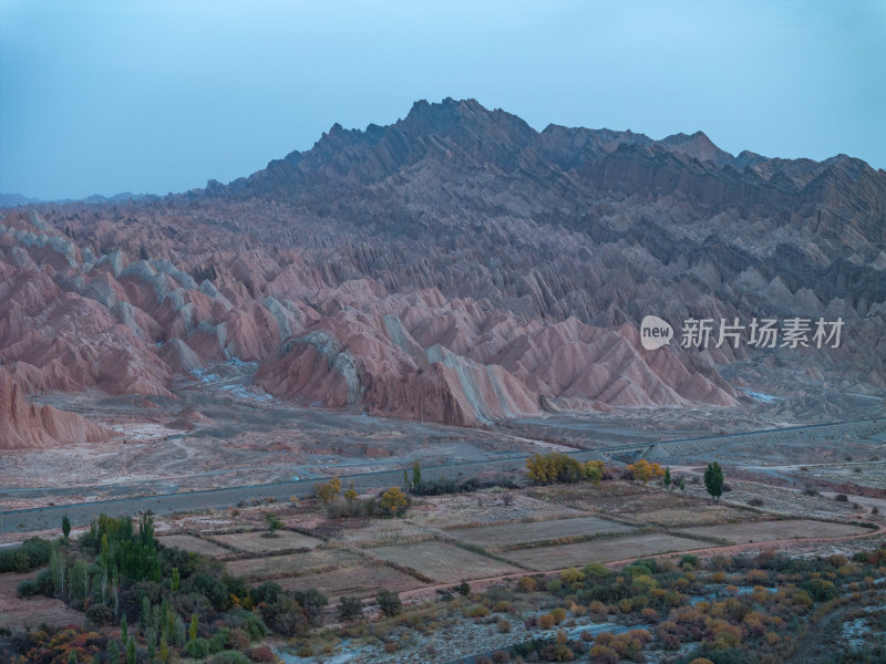 新疆南疆阿克苏库车天山红山石林大峡谷航拍