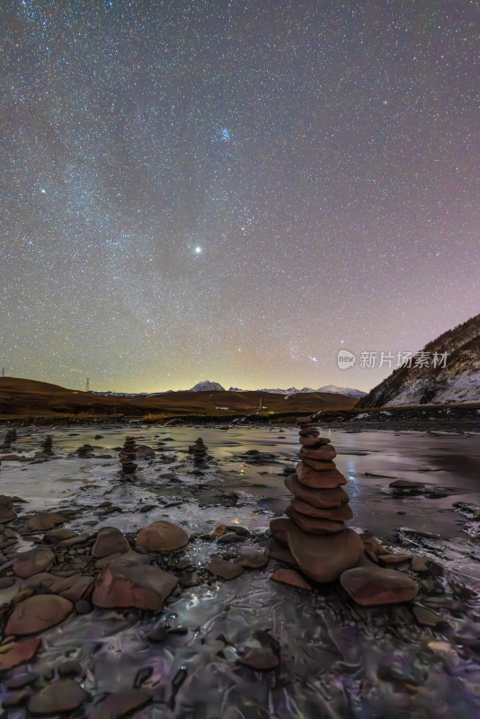 冬季冰冻河流雪山星空