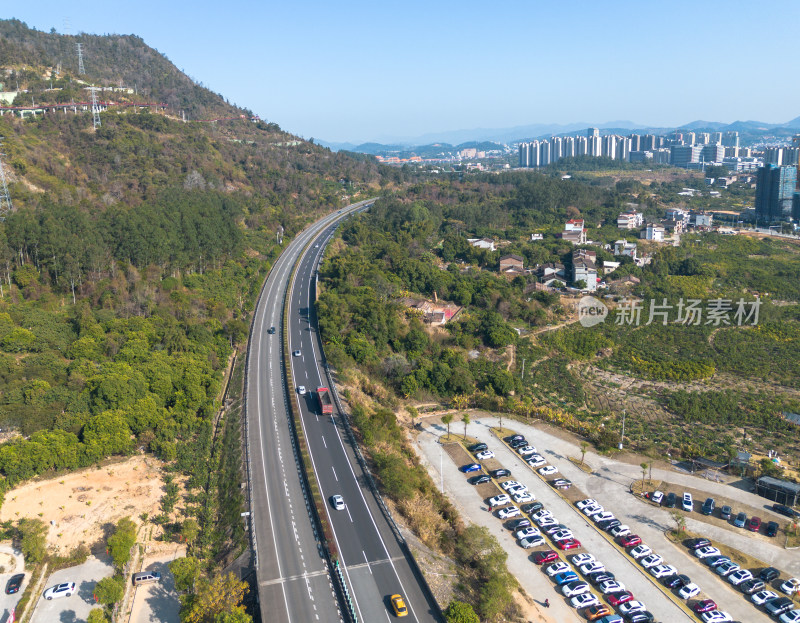 航拍公路及周边山林和城市建筑景象