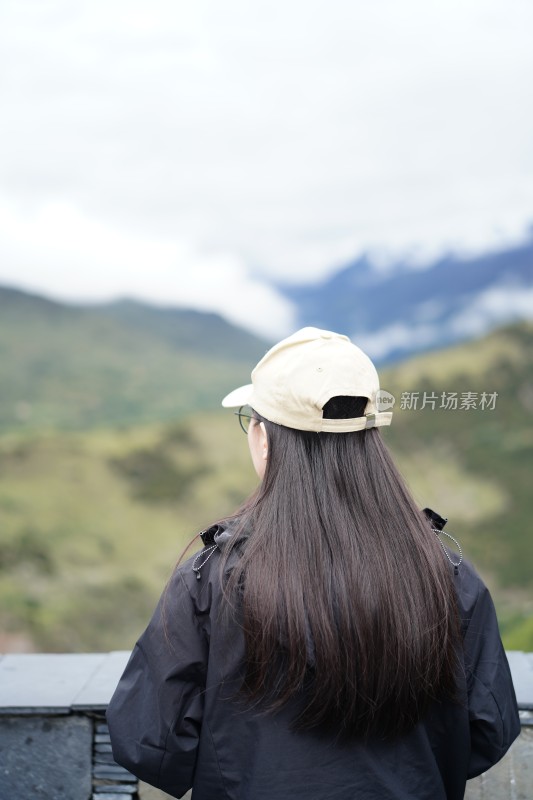 四姑娘雪山旅游的人