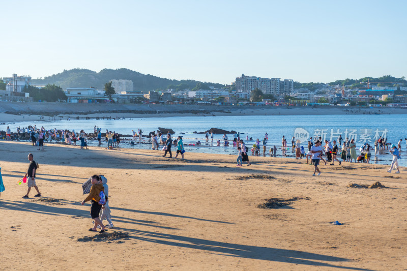 东山岛热闹的海滨沙滩场景