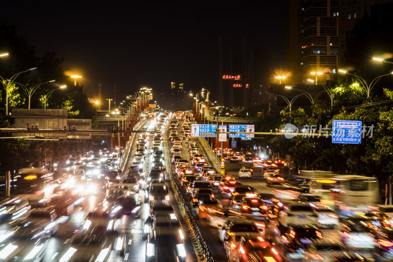 夜晚城市街道车水马龙的繁忙景象