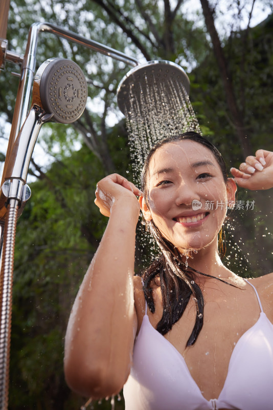 年轻女人沐浴