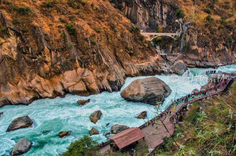 云南香格里拉虎跳峡景区峡谷河流自然风光