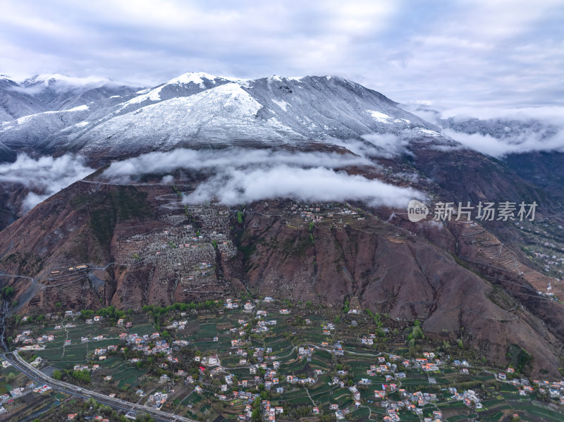 四川阿坝州金川梨花藏寨雪山高空航拍