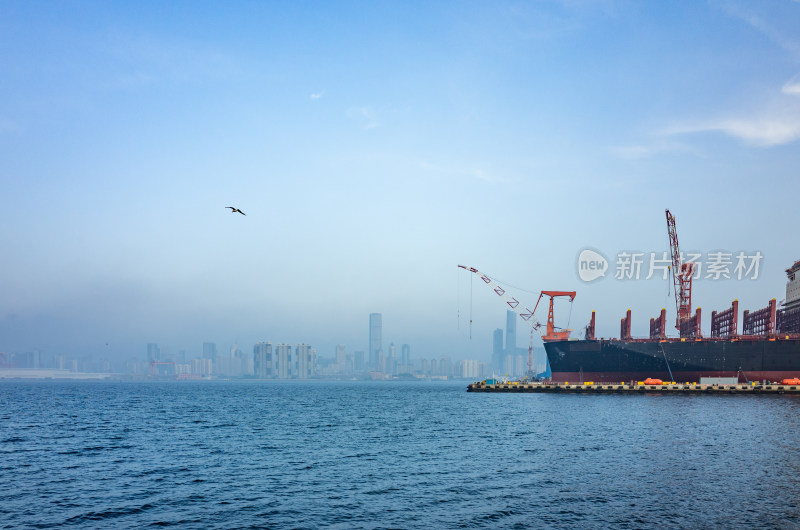 大连钻石湾海边造船厂海岸线风光