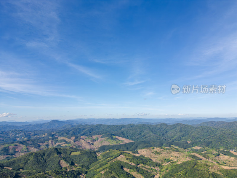 航拍壮阔山景与蓝天白云相映的自然景观