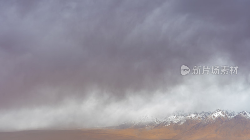 新疆帕米尔高原雪山和云