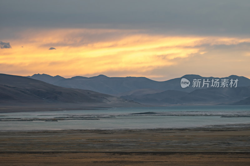 西藏那曲塔若措高原湖泊与流云藏地圣湖宁静