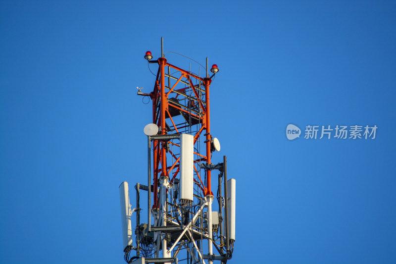 蓝天背景下的通信信号塔