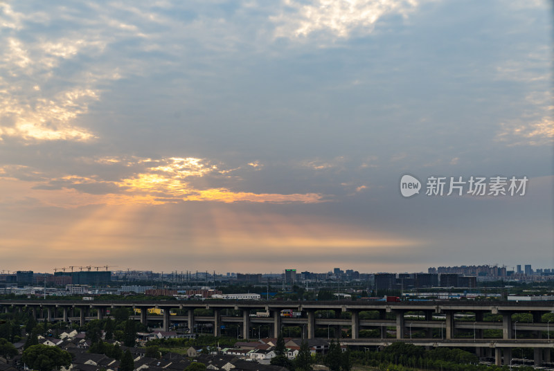 城市高架桥上空的美丽霞光景色