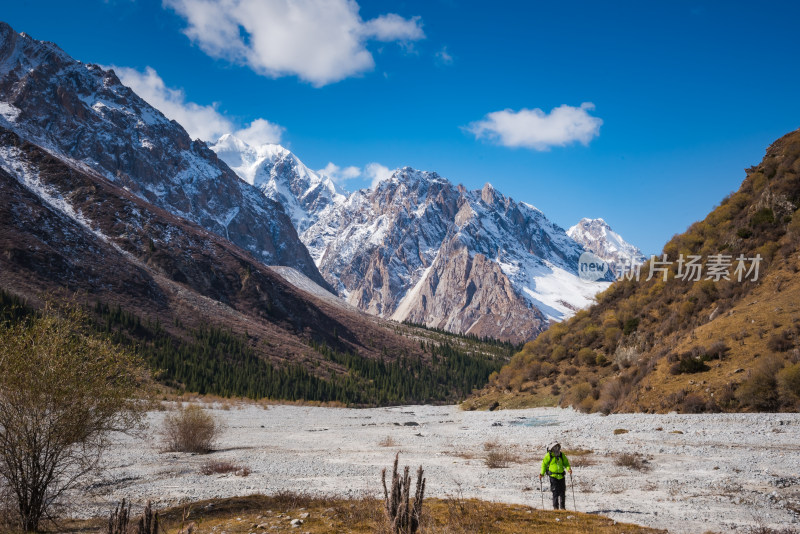 新疆天山山脉雪山山峰