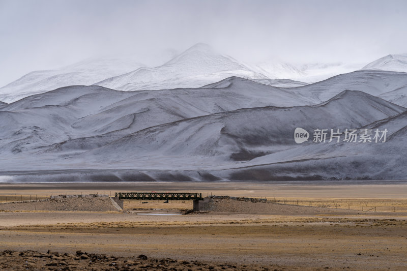 西藏那曲雪山下的广袤草原高原雪景宁静戈壁