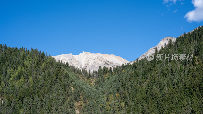 从黄龙九寨站前往九寨沟的大巴窗外风景