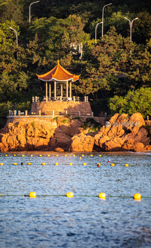 青岛小鱼山第一海水浴场汇红瓦绿树碧海蓝天