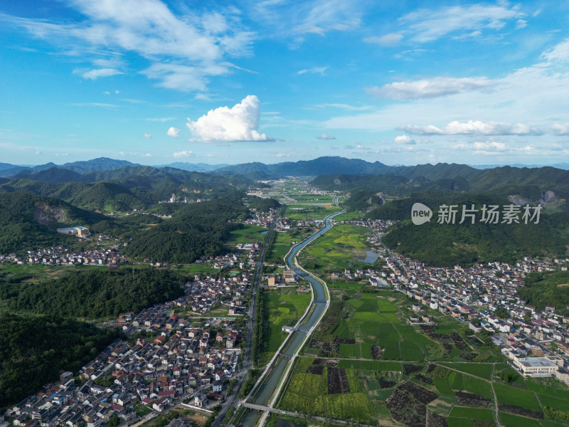 航拍蓝天白云下的青山乡村全景风光