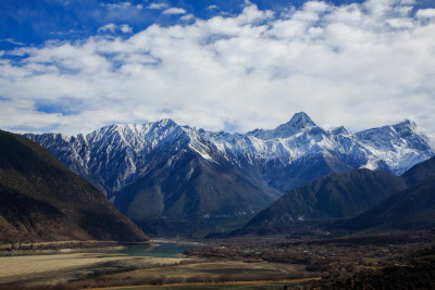 中国西藏林芝雅鲁藏布江苯日神山旅游区