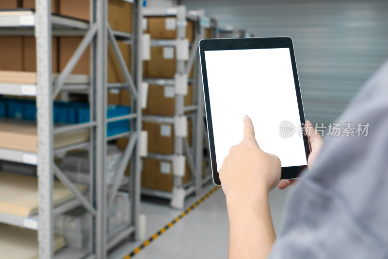 仓库人员手持平板操作画面