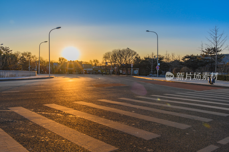 北京德胜门冬季早晨阳光下的街道公路