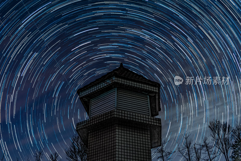 星轨环绕的建筑夜景