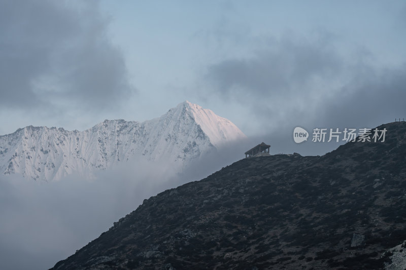 西藏山南洛扎秘境库拉岗日雪山壮丽景色