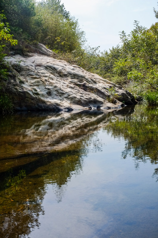 水边巨石倒影景观