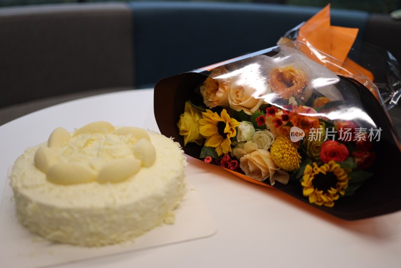 鲜花与蛋糕