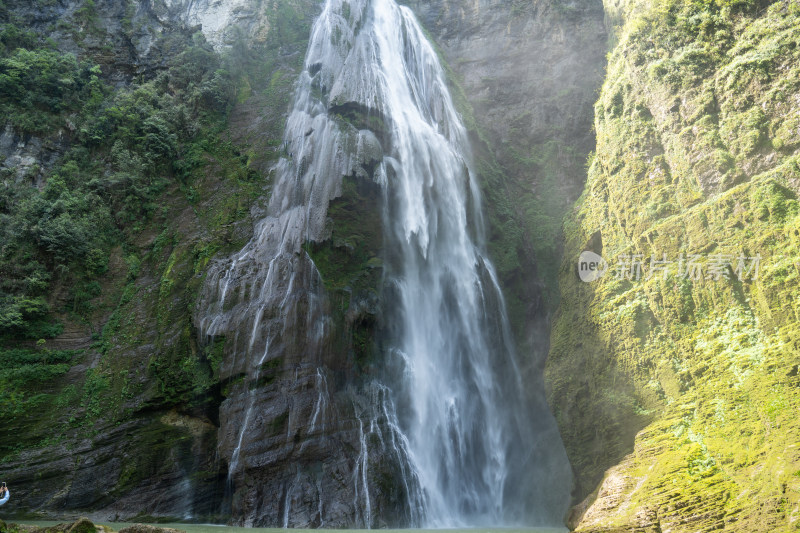 高山瀑布流水自然风光