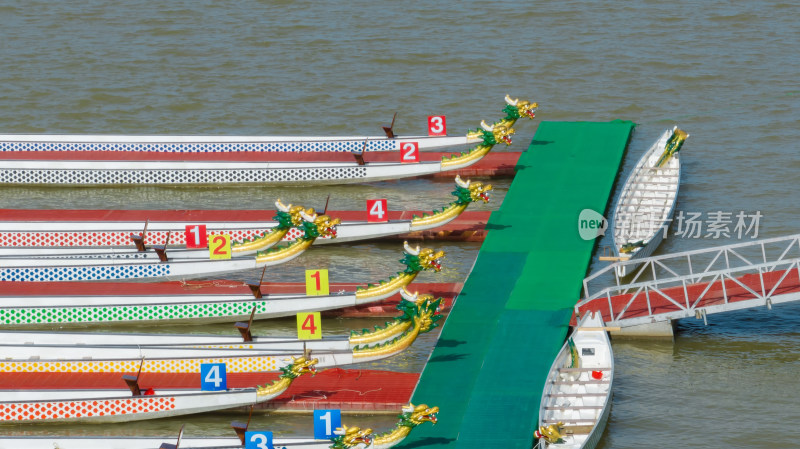 端午节河流水面上等待比赛的龙舟空镜头