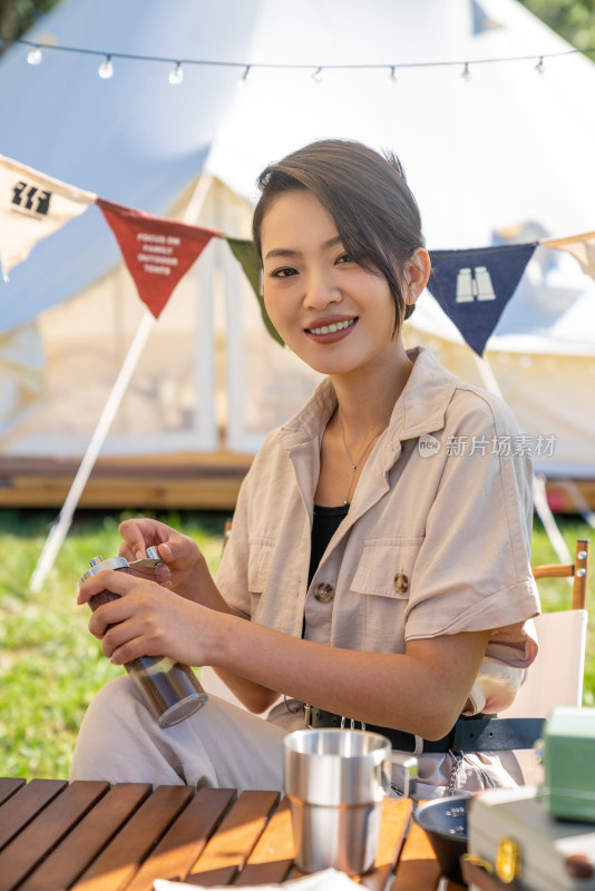 女孩坐天幕下研磨咖啡