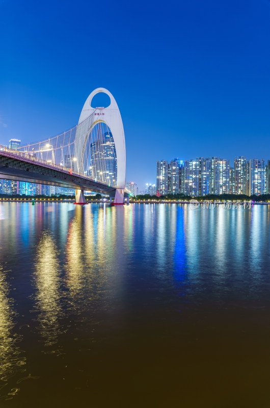 广州珠江新城CBD摩天大楼与猎德大桥夜景