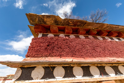 蓝天白云下的阿坝各莫寺寺院建筑