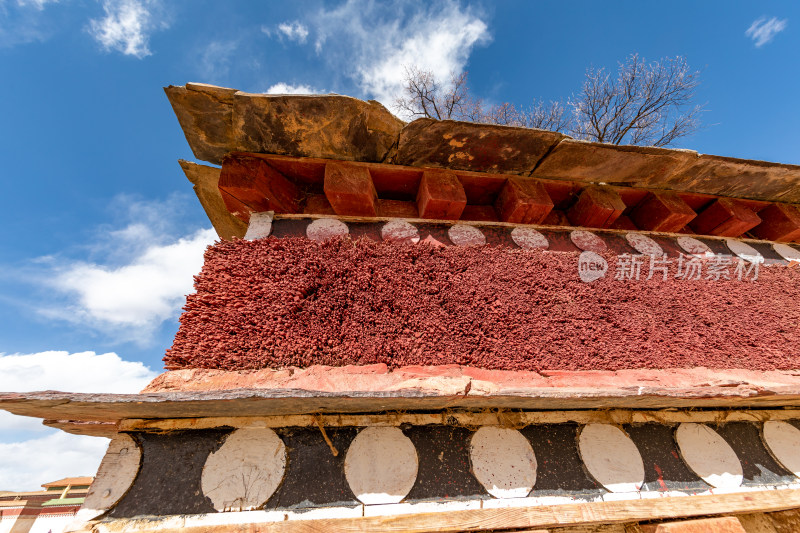 蓝天白云下的阿坝各莫寺寺院建筑