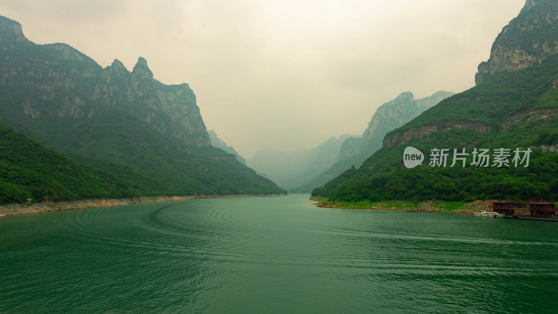 河南焦作云雾缭绕的云台山