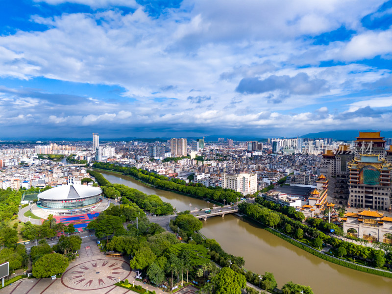 广西玉林城市蓝天白云航拍图