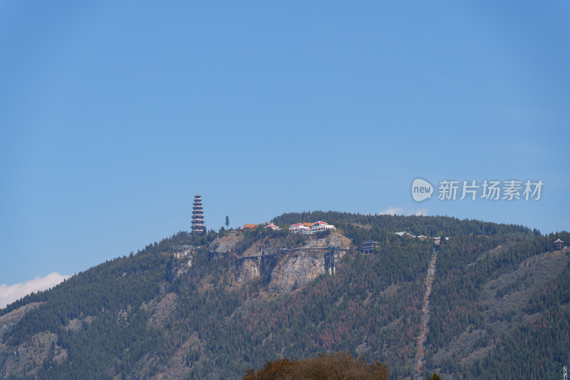 山顶宝塔远眺