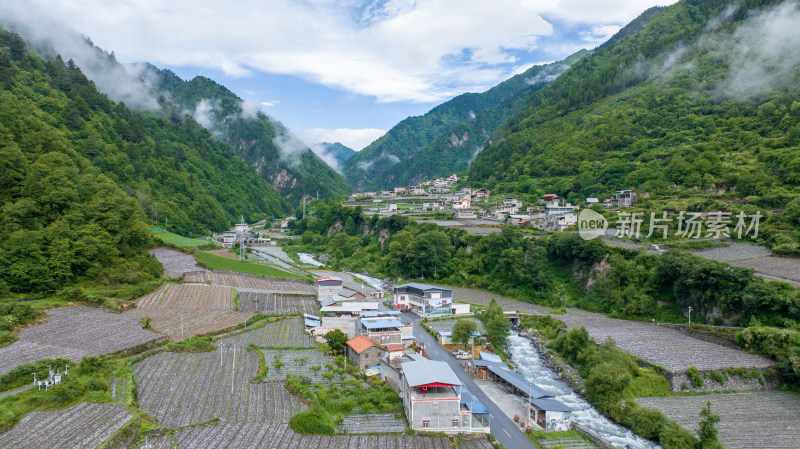 川西阿坝理小路自驾途中的理县朴头镇罗沟村