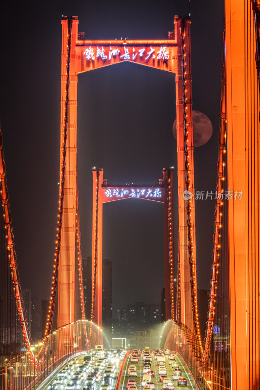 武汉鹦鹉洲长江大桥月出夜景