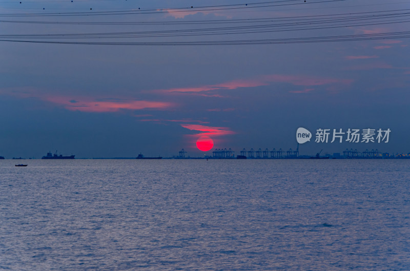 深圳宝安海岸码头夕阳日落一轮红日自然风光