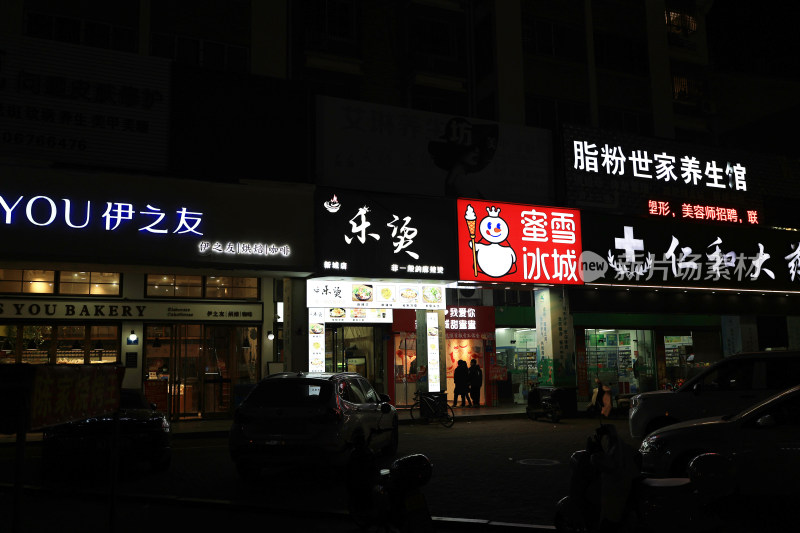 夜晚街道商铺招牌景象