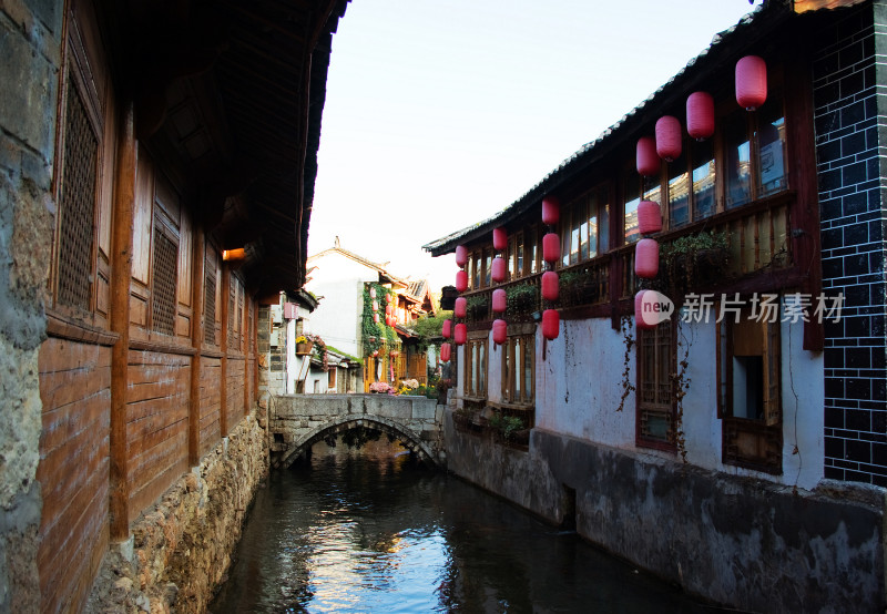 丽江古城河道与街景