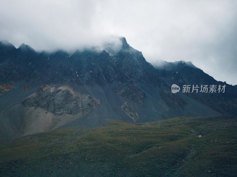 新疆独库公路云雾中的山峰