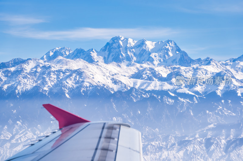 飞机上拍的中国新疆博格达峰雪山