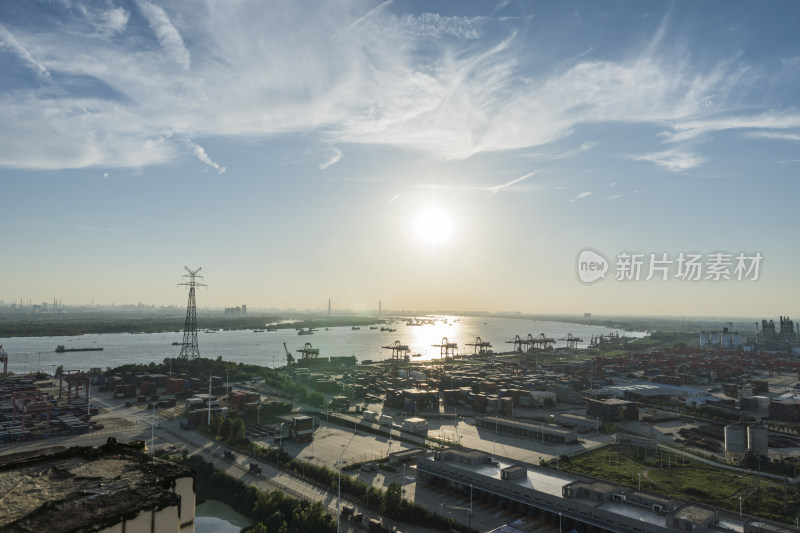 日落时分的港口码头全景图武汉阳逻港